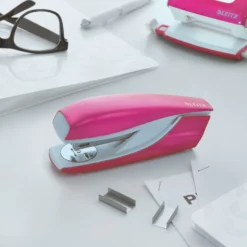 Häftapparat Leitz WOW 5502, rosa