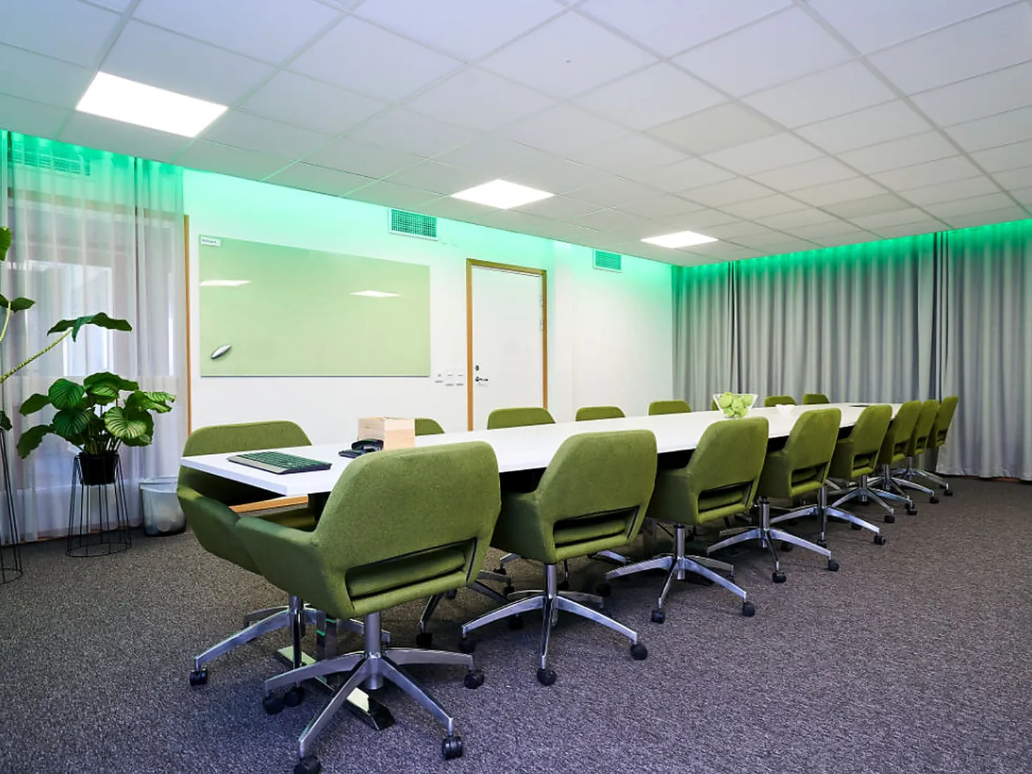 Konferensbord Lotus Madrid Båtformat, 4200x1200/800 mm, vit/silver