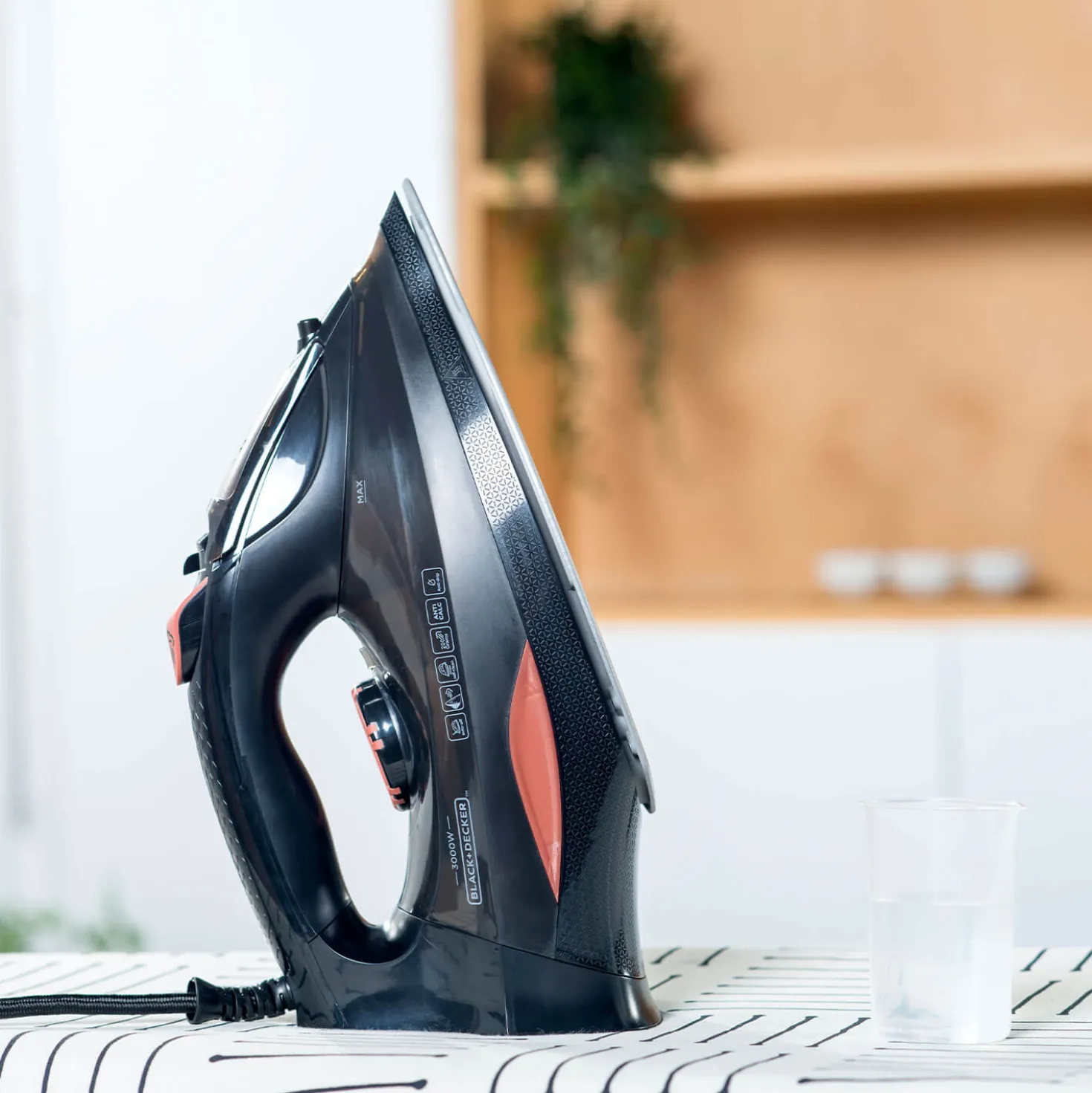 Ångstrykjärn BlackDecker Steam 3000W, keramisk sula, 420 ml