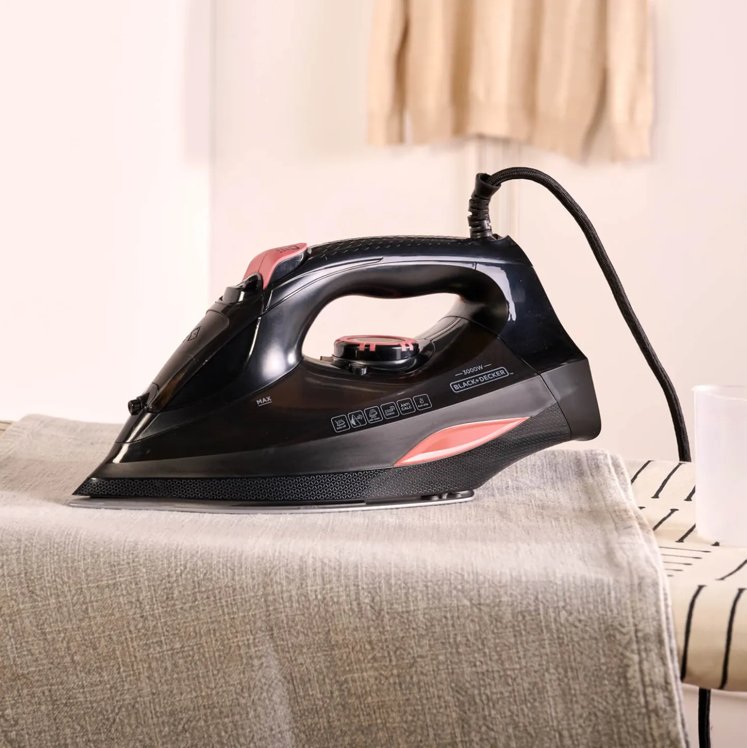 Ångstrykjärn BlackDecker Steam 3000W, keramisk sula, 420 ml