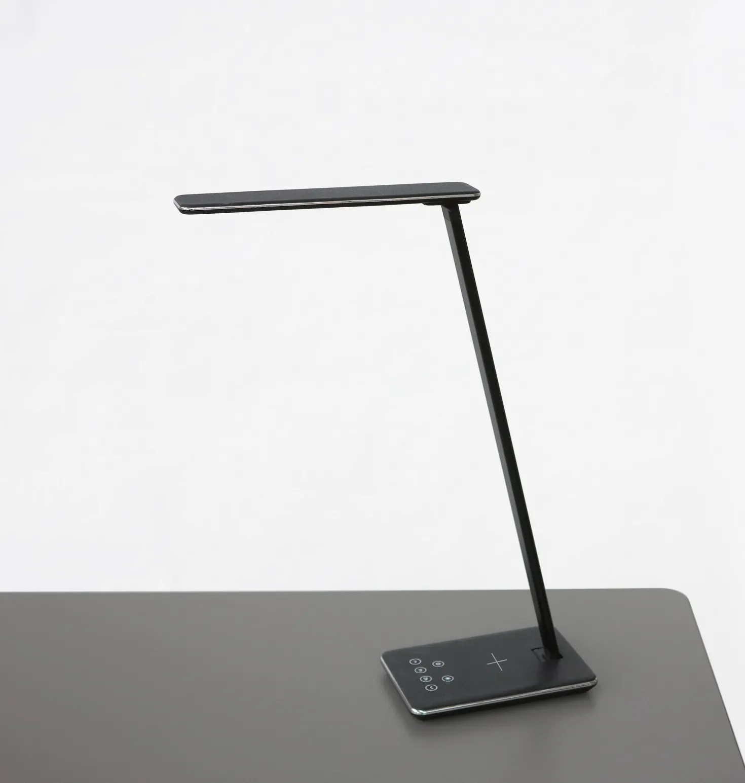Skrivbordslampa LightUp Singapore LED, Qi-laddare, svart